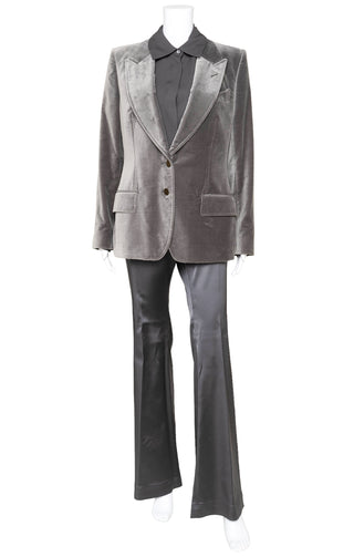 TOM FORD (RARE) 3-Piece Suit Size: Jacket - IT 44 / Comparable to US 6-8 Top - IT 42 / Comparable to US 4-6 Pants - IT 44 / Comparable to US 6-8